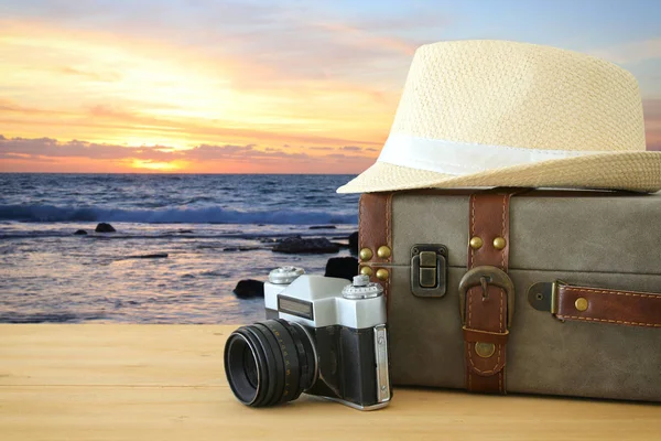 나무 탁상용에 여행자 빈티지 가방, 카메라와 페도라 모자 — 스톡 사진
