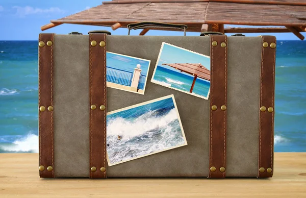 Wizerunek starego rocznika bagażu z zdjęcia z wakacji nad morzem tropikalny krajobraz. — Zdjęcie stockowe