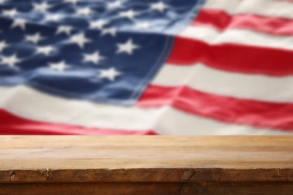 De achtergrond van de Amerikaanse vlag met lege tabel voor Amerikaanse viering. Presentatie mockup. — Stockfoto