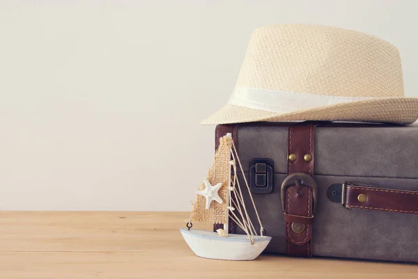 Concepto náutico con objetos de estilo de vida marina sobre mesa de madera . —  Fotos de Stock