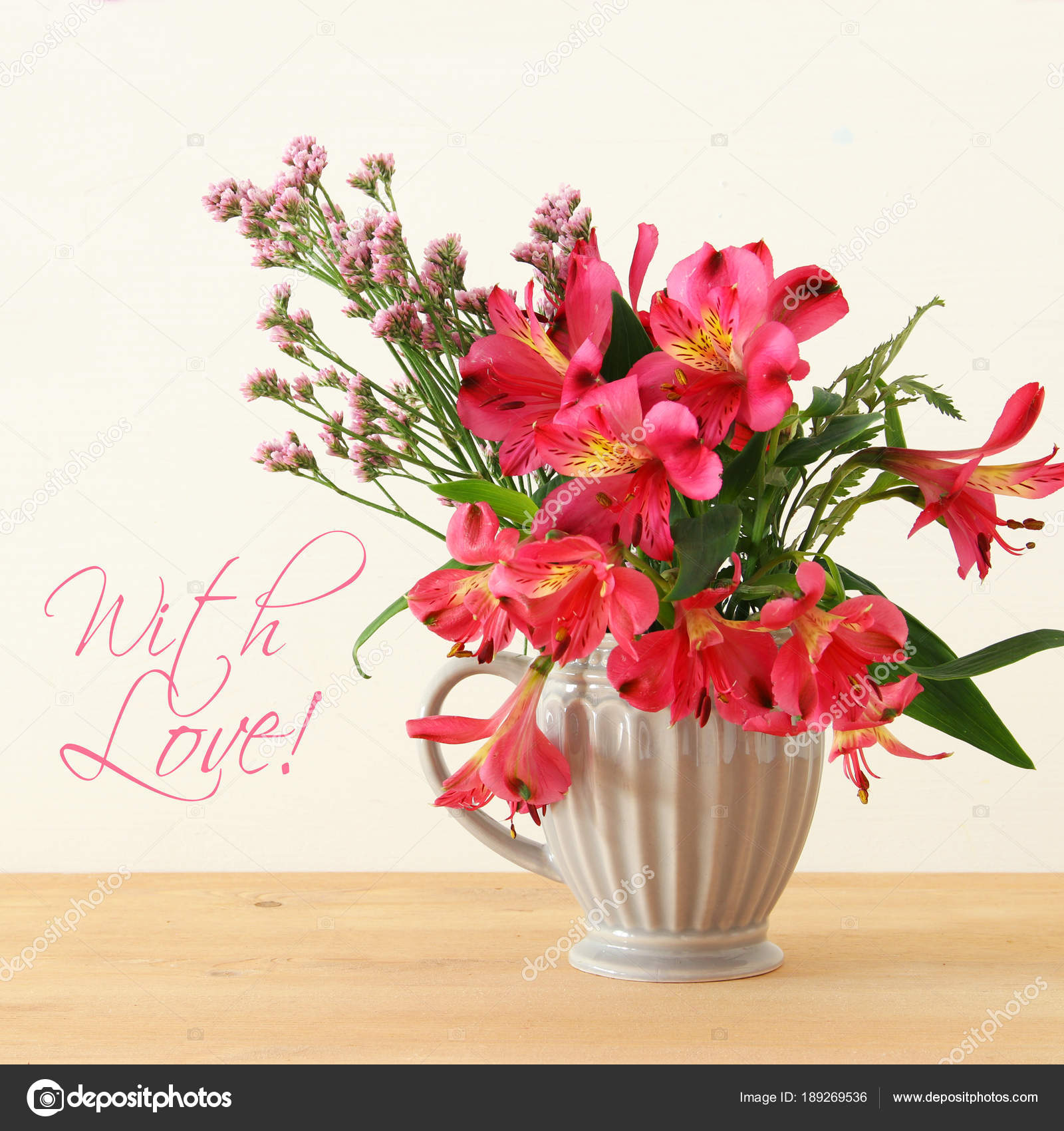 Bouquet De Fleurs Rouges Dans Le Vase Sur La Table En Bois