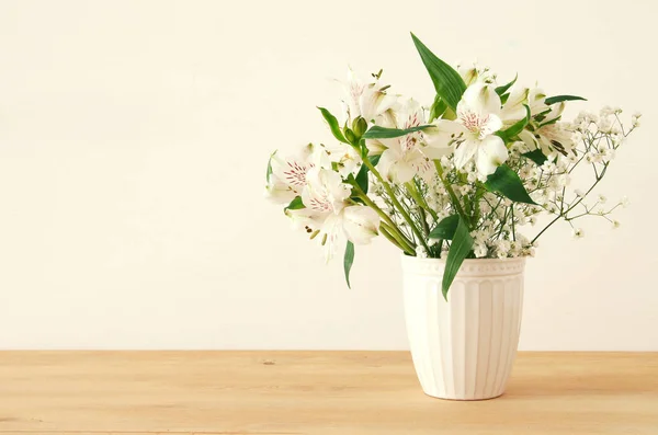 Bouquet d'été de pourpre blanc dans le vase sur table en bois . — Photo