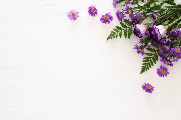 Вид сверху фиолетовых красивых цветов на белом деревянном фоне. Копирование пространства . — стоковое фото
