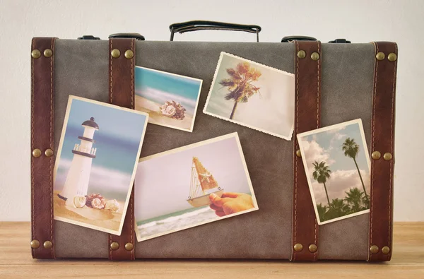 Изображение старинного винтажного багажа с фотографиями отпуска над деревянным лесом — стоковое фото
