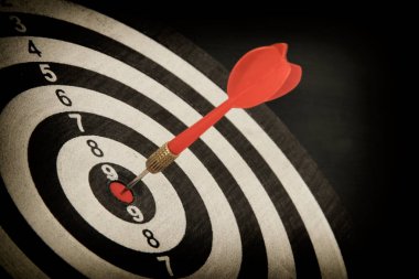 Hedef Merkezi kırmızı Dart oku.