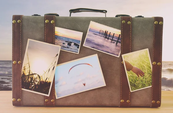 Зображення старовинного старовинного багажу з фотографіями відпусток над дерев'яним фл — стокове фото
