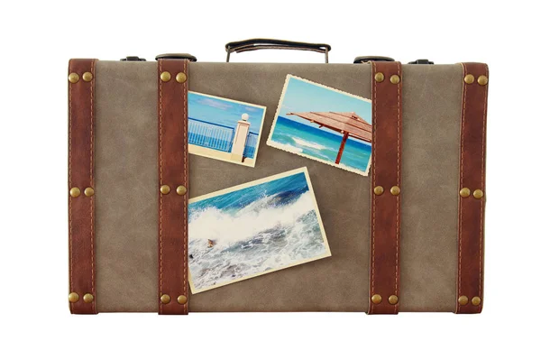 Изображение старинного винтажного багажа с фотографиями отпуска, изолированными на белом . — стоковое фото