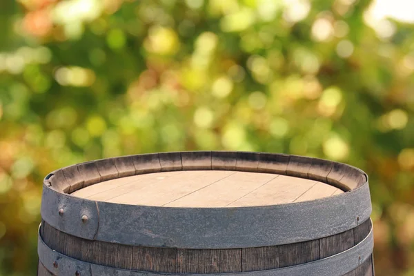 Öreg tölgyfa hordó bor előtt bor udvar táj képe. Hasznos részére termék bemutatás montázs. — Stock Fotó