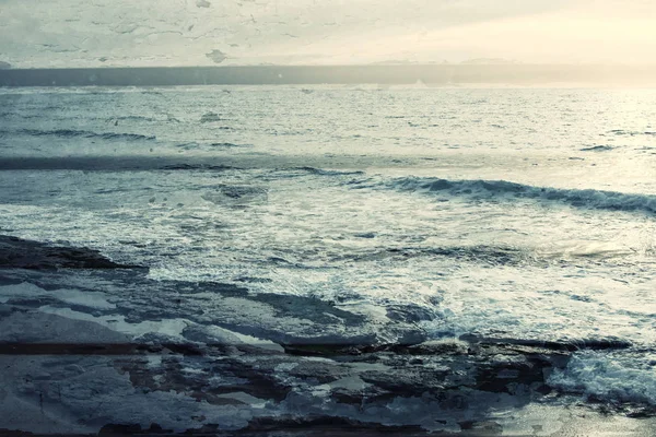 夕日と木の板の背景、ビンテージ フィルターで海のダブル露出画像. — ストック写真