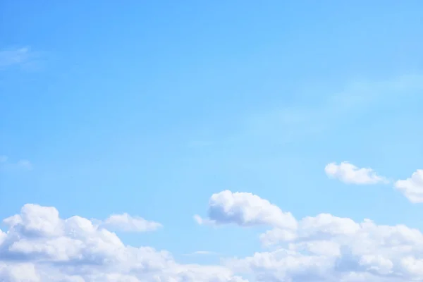 Imagem de nuvens no céu azul. — Fotografia de Stock