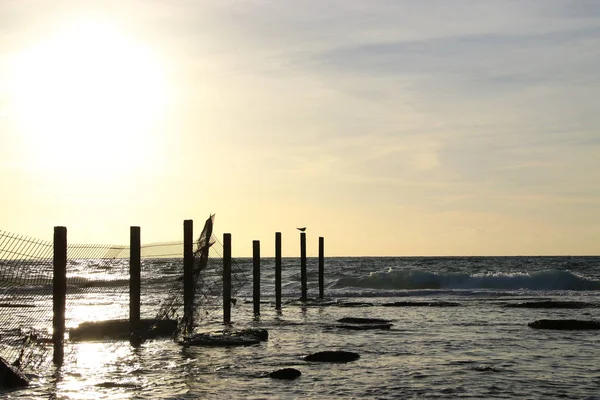 Latar belakang pantai dan laut pada warna matahari terbenam . — Stok Foto