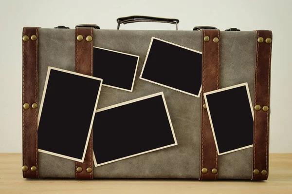 Foto van oude vintage bagage met lege foto's voor fotografie m — Stockfoto