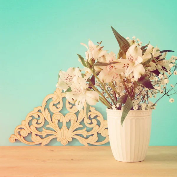 Bouquet estivo di fiori bianchi nel vaso su tavolo in legno e sfondo menta . — Foto Stock