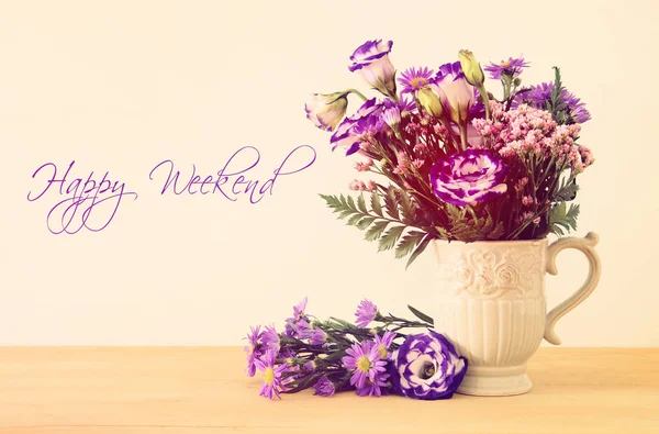 在木桌和白色背景的花瓶里的紫色花朵的夏天花束. — 图库照片