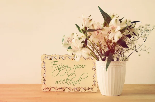 Ramo de flores blancas en el jarrón sobre la mesa de madera . —  Fotos de Stock