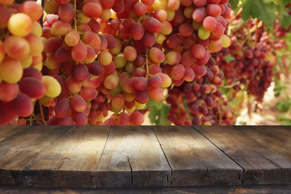 Image of wooden table in front of blurred vineyard landscape. Ready for product display montage. — Stock Photo, Image