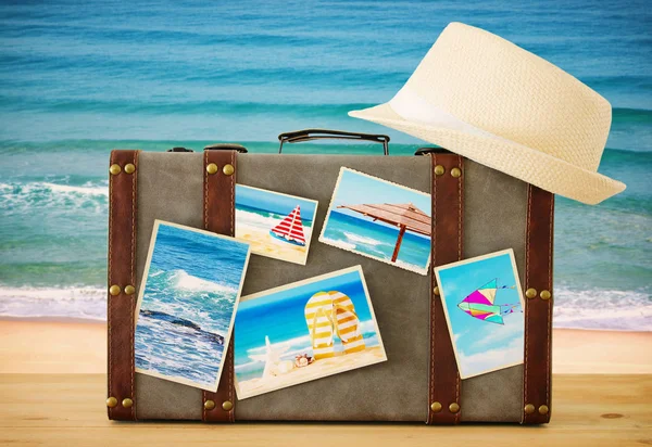 Зображення старовинного старовинного багажу з фотографіями відпусток над дерев'яною підлогою . — стокове фото