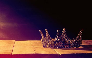 güzel Kraliçe/kral taç düşük anahtar görüntüsü. fantezi Ortaçağ dönemi. Seçici odak.