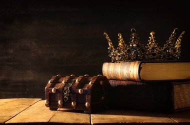 güzel Kraliçe/kral taç düşük anahtar görüntüsü. fantezi Ortaçağ dönemi. Seçici odak.