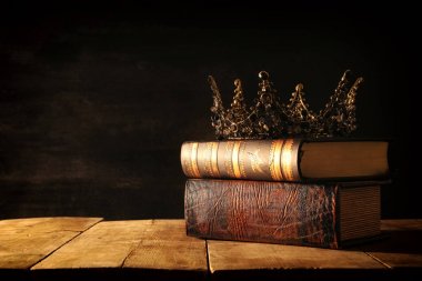 güzel Kraliçe/kral taç düşük anahtar görüntüsü. fantezi Ortaçağ dönemi. Seçici odak.