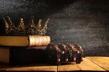 güzel Kraliçe/kral taç düşük anahtar görüntüsü. fantezi Ortaçağ dönemi. Seçici odak.