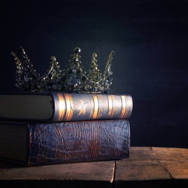 güzel Kraliçe/kral taç düşük anahtar görüntüsü. fantezi Ortaçağ dönemi. Seçici odak.