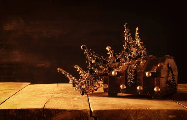 Niski klucz obraz piękny queen/king korony. okresu średniowiecznego Fantasy. Selektywny fokus. — Zdjęcie stockowe