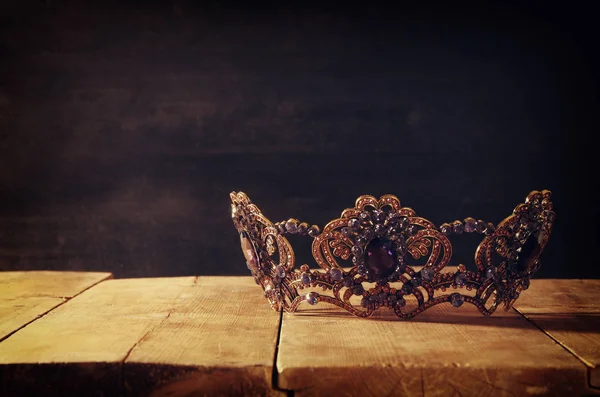 Image basse clé de belle couronne reine / roi. période médiévale fantastique. Concentration sélective . — Photo