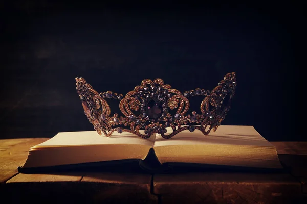 Låg nyckel bild av vacker drottning / kung krona över träbord. Årgångsfiltrerad. fantasi medeltid. — Stockfoto