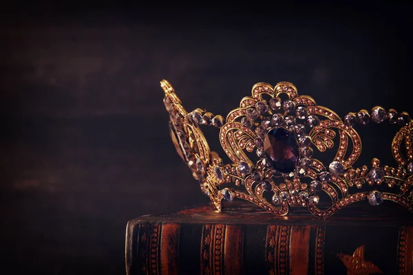 Imagen de llave baja de hermosa reina / corona de rey sobre mesa de madera. filtrado vintage. fantasía período medieval. —  Fotos de Stock