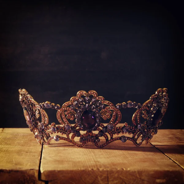 Imagen de llave baja de hermosa reina / corona de rey. época medieval de fantasía. Enfoque selectivo . —  Fotos de Stock