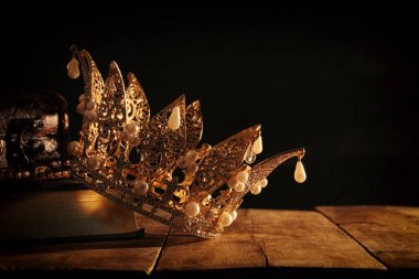 güzel Kraliçe/kral taç düşük anahtar görüntüsü. fantezi Ortaçağ dönemi. Seçici odak.