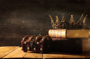 güzel Kraliçe/kral taç düşük anahtar görüntüsü. fantezi Ortaçağ dönemi. Seçici odak.