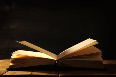 ahşap masa üzerinde açık antika kitap görüntü.