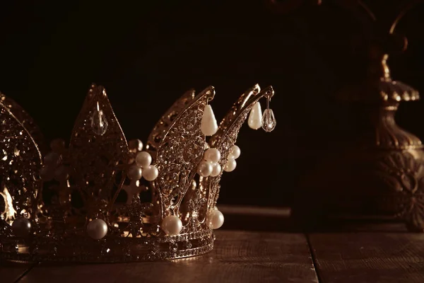 美丽皇后/国王皇冠的低调形象。梦幻中世纪时期。选择性聚焦. — 图库照片