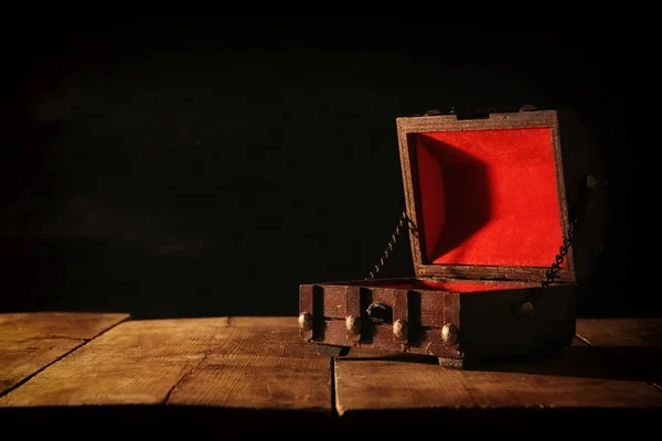 Imagen del misterioso cofre del tesoro vacío sobre una mesa de madera . —  Fotos de Stock