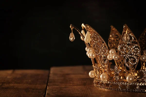 Låg bild av vackra queen/king crown. Fantasy medeltid. Selektivt fokus. — Stockfoto