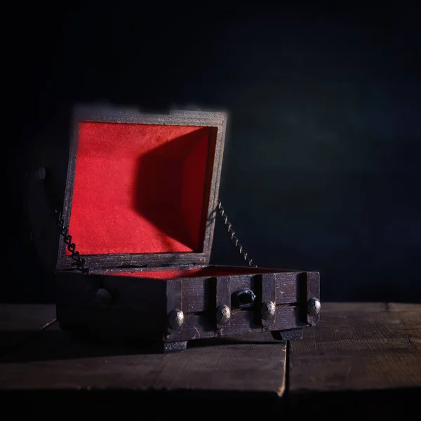 Imagen del misterioso cofre del tesoro vacío sobre una mesa de madera . —  Fotos de Stock
