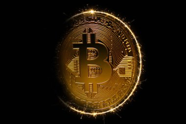 Koyu arka plan üzerinde altın Bitcoin. İş ve sanal cryptocurrency kavramı.