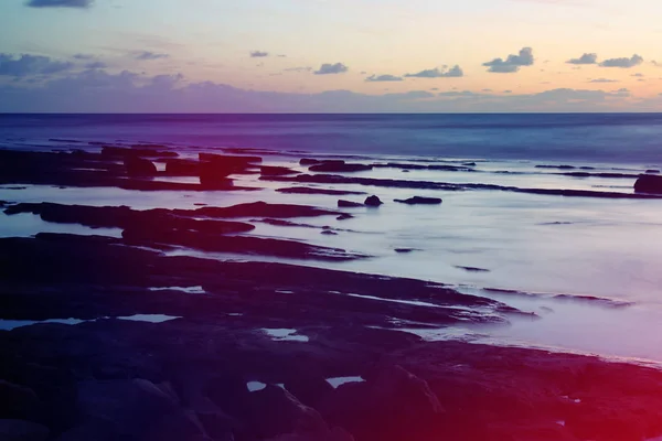 夕焼け色の海とビーチの背景. — ストック写真