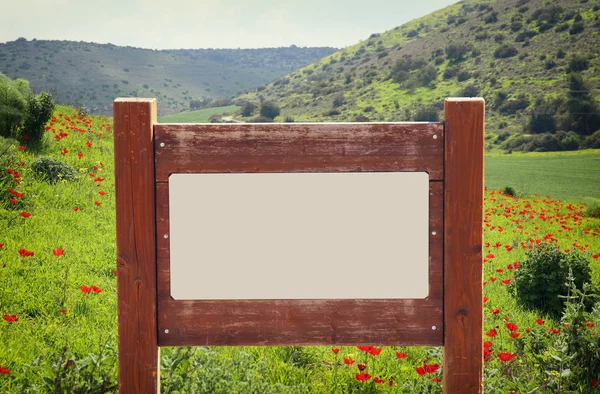 Imagem de poste de sinalização na paisagem rural . — Fotografia de Stock