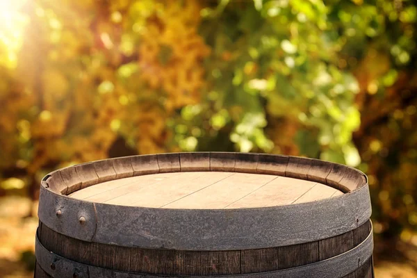 Зображення старої дубової винної бочки перед винним двориком. Корисно для дисплея продукту . — стокове фото