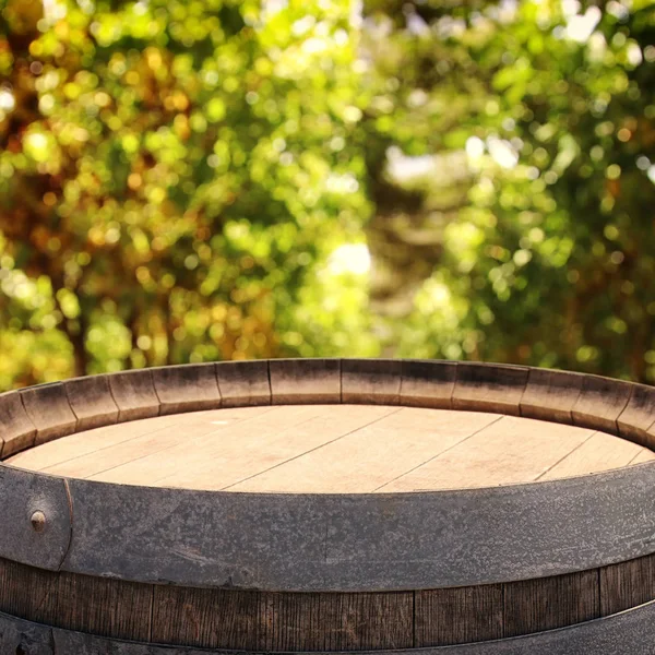 Зображення старої дубової винної бочки перед винним двориком. Корисно для дисплея продукту . — стокове фото