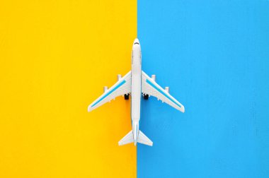 Üstten Görünüm oyuncak airplanover çift renkli arka plan fotoğrafı. Hayal gücü, yaratıcılık, kavramı rüya ve çocukluk.