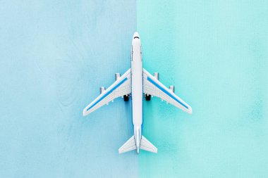 Üstten Görünüm oyuncak airplanover çift renkli arka plan fotoğrafı. Hayal gücü, yaratıcılık, kavramı rüya ve çocukluk.