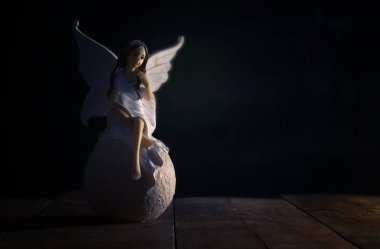 büyülü küçük peri taş üzerinde oturan görüntüsünü.