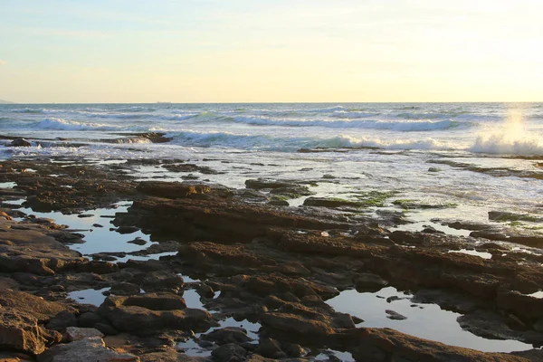 Fundo da praia e do mar ao pôr do sol cores . — Fotografia de Stock