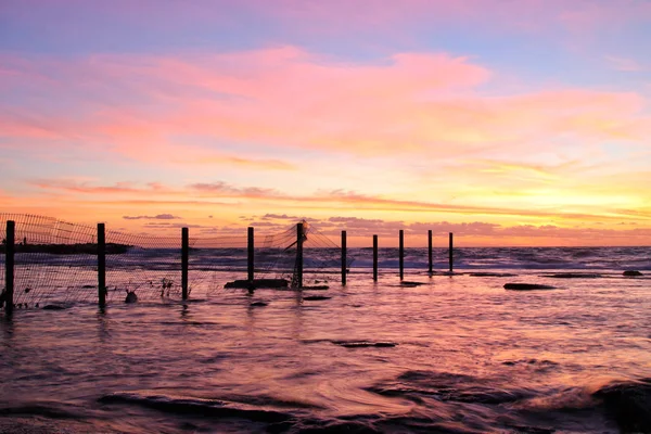 Hintergrund von Strand und Meer bei Sonnenuntergang Farben. — Stockfoto