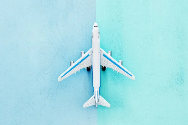 Foto vista superior do avião de brinquedo sobre fundo colorido duplo. Conceito de imaginação, criatividade, sonho e infância . — Fotografia de Stock