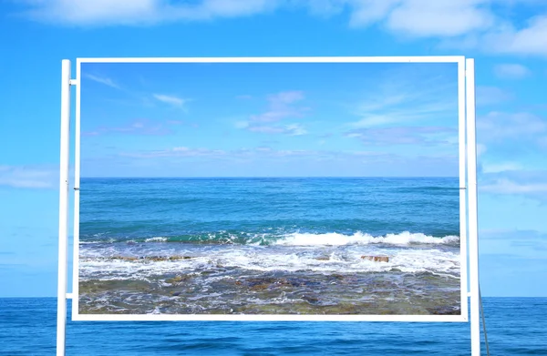Afbeelding van witte reclamebord op het strand met de zee foto. — Stockfoto